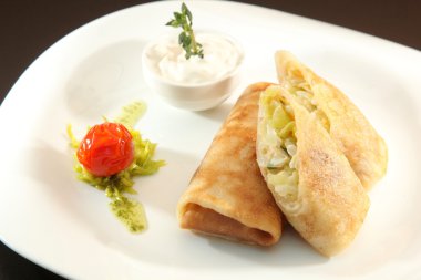 Peynir ve soğanla doldurulmuş pankekler.