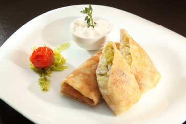 Peynir ve soğanla doldurulmuş pankekler.