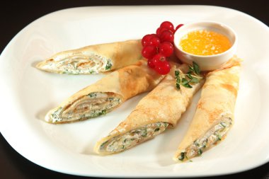 Peynir ve soğanla doldurulmuş pankekler.