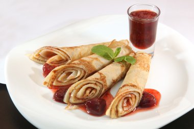 Tabakta çilek reçeli krep