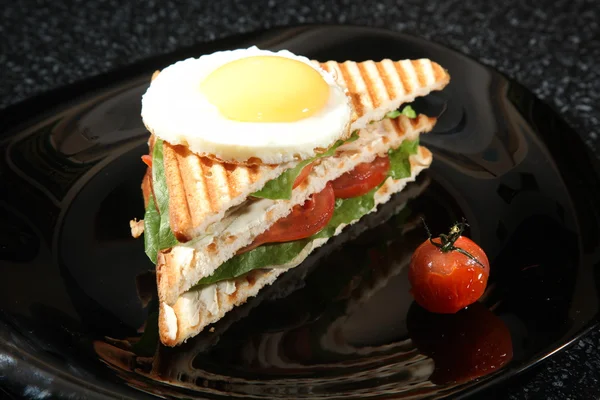 Sandwich Egg Vegetables Black Background — Stock Photo, Image