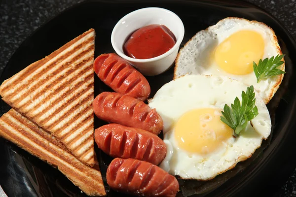 Café Manhã Ovos Mexidos Com Salsicha Prato Preto — Fotografia de Stock