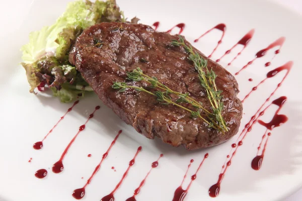 Pedaço Carne Uma Chapa Com Molho Chapa — Fotografia de Stock