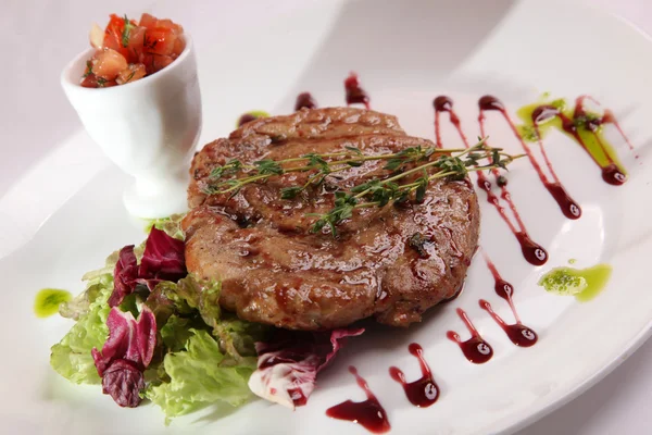 Pedaço Carne Uma Chapa Com Molho Chapa — Fotografia de Stock