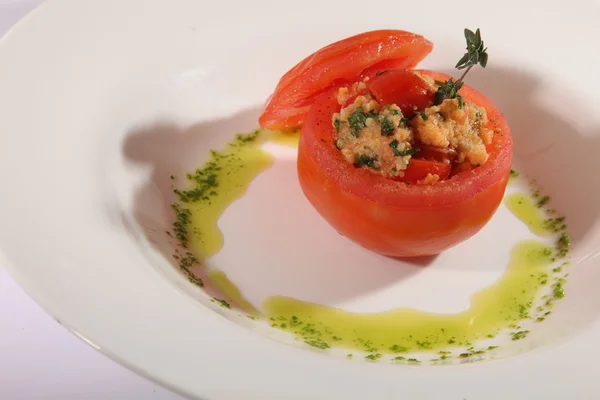 Pomodoro Ripieno Con Salsa Pesto Sul Piatto — Foto Stock