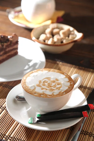 Cappuccino Cup Com Açúcar Uma Bolsa Mesa — Fotografia de Stock