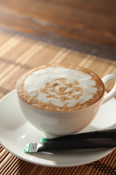 Cappuccino Tasse Mit Zucker Einer Tüte Auf Dem Tisch — Stockfoto