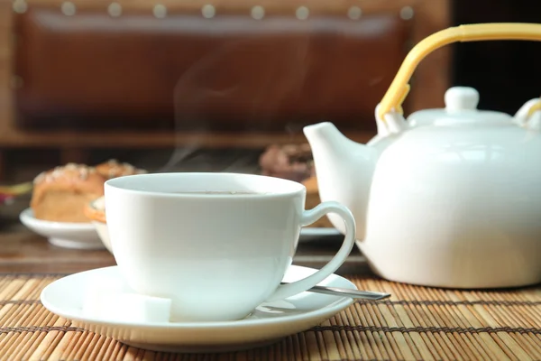 Eine Tasse Schwarzen Tee Und Dampf — Stockfoto