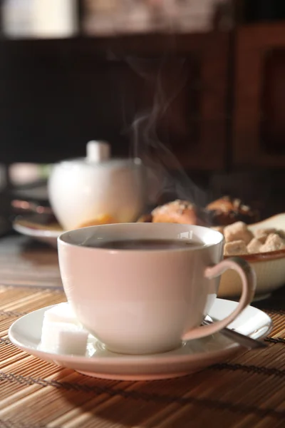 Eine Tasse Schwarzen Tee Und Dampf — Stockfoto