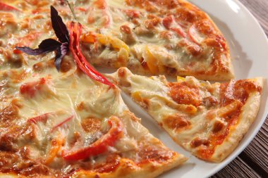 Beyaz tabakta biberli pizza