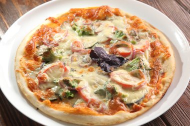 Brokoli ve soğanlı pizza.