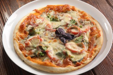 Brokoli ve soğanlı pizza.