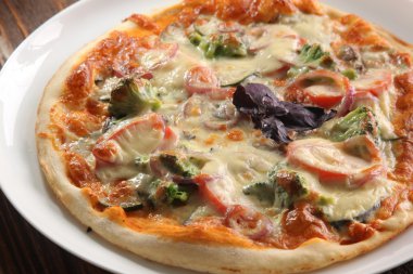 Brokoli ve soğanlı pizza.