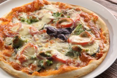 Brokoli ve soğanlı pizza.