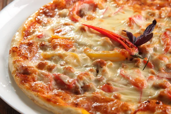 Beyaz tabakta biberli pizza