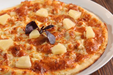 Ananas beyaz plaka üzerinde pizza