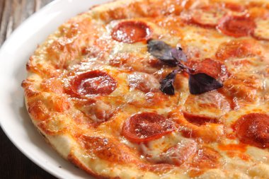 Plaka üzerinde füme sosisli pizza