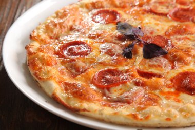 Plaka üzerinde füme sosisli pizza
