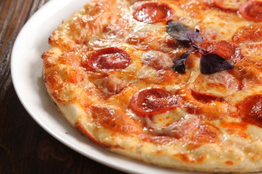 Plaka üzerinde füme sosisli pizza