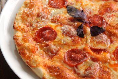 Plaka üzerinde füme sosisli pizza