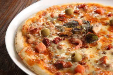 Karidesli ve zeytinli pizza.