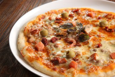 Karidesli ve zeytinli pizza.