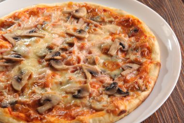 Beyaz tabakta mantarlı pizza