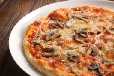 Plaka üzerinde mantarlı pizza