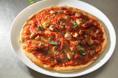 tavuk ve sebze pizza