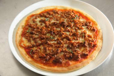 Etli ve peynirli pizza.