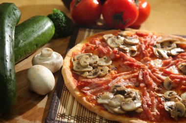 Pizza mantar ve sosis