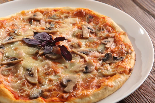 Пицца Грибами Белой Тарелке — стоковое фото