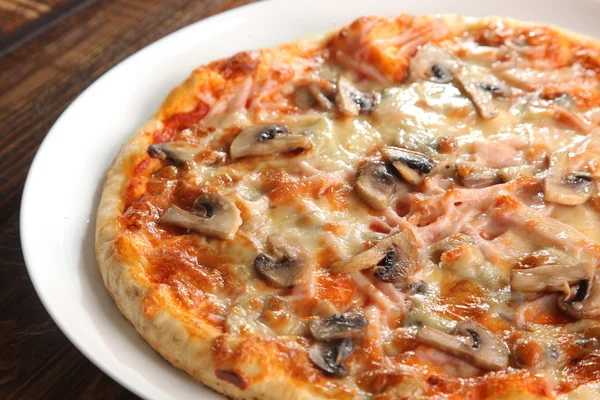 Пицца с грибами на тарелке — стоковое фото