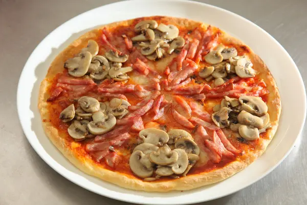 Пицца с грибами и колбасой — стоковое фото