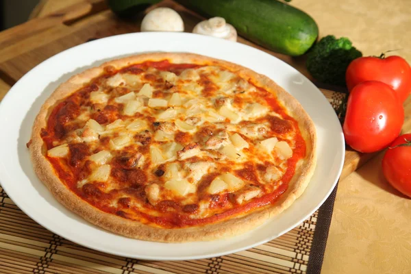 Pizza con ananas sul piatto — Foto Stock