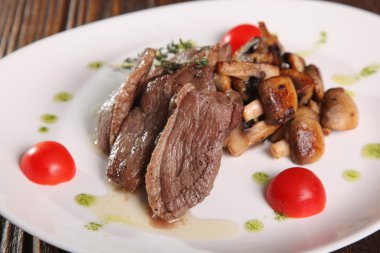 Mantarlı et parçaları ve tabakta pesto.