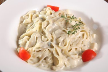 Tabakta krem peynir soslu makarna