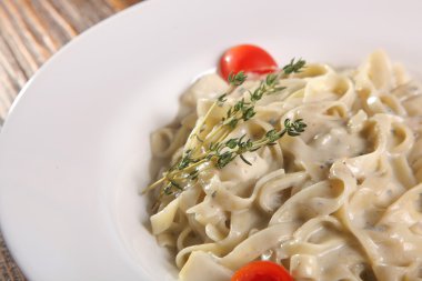 Tabakta krem peynir soslu makarna