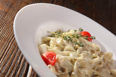 Tabakta krem peynir soslu makarna