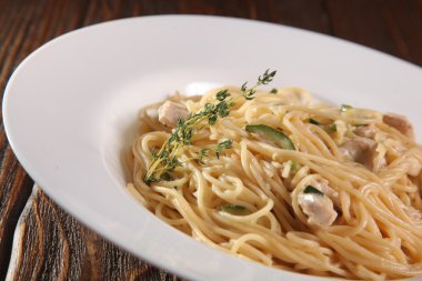 tavuk ve kabak pasta plaka üzerinde