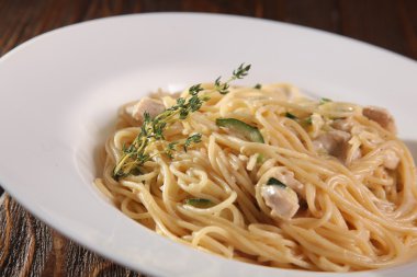 tavuk ve kabak pasta plaka üzerinde