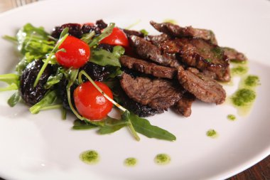 Salata ve soslu sulu et.