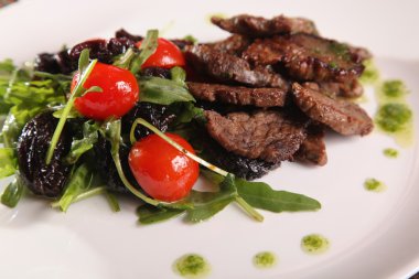 Salata ve soslu sulu et.