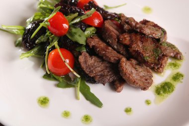Salata ve soslu sulu et.