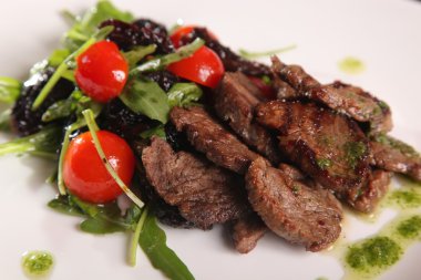 Salata ve soslu sulu et.