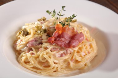 Carbonara soslu spagetti.