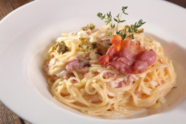 Carbonara soslu spagetti.