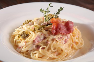Carbonara soslu spagetti.