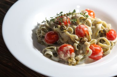 Çeri domatesli ıspanaklı makarna hamuru.