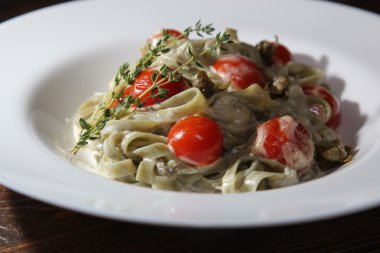 Çeri domatesli ıspanaklı makarna hamuru.